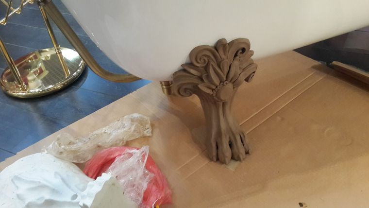 Foot sculpture fitted to the bathtub
